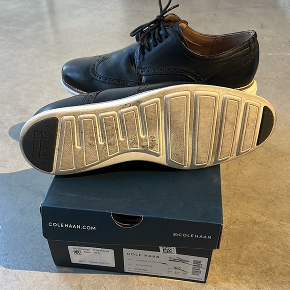 Men's Cole Hahn Original grand Wingtip Oxfords - Picture 2 of 5